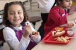 Photo gallery: Eating lunch with the kids